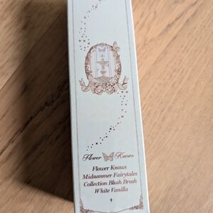 BNIB Flower Knows Blush Brush - white vanilla
